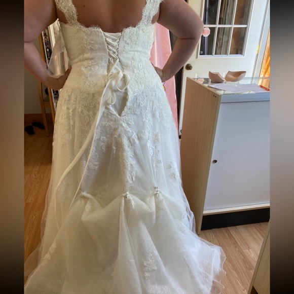 Size 16-22 Lace Wedding Dress (Corset) - Picture 3 of 5